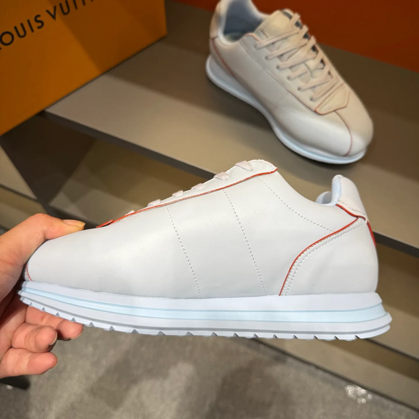 P540 Size 38-45 LV 🫏The colorful interpretation of BUTTERSOFT sneakers combines sheepskin, The colorful interpretation of LV BUTTERSOFT sneakers combines sheepskin and calfskin, bringing a super soft feel. Designed by Pharrell Williams, this '60s-inspired shoe features a padded upper that's been crafted by Louis Vuitton craftsmen to further enhance the comfort of the leather. In addition to the LV initials, it features multiple signatures, including natural leather trim and an embossed pattern of Pharrell Williams and lobster on the side, referencing the Fall/Winter 2025 men’s show. A must-have artifact for fashionistas✅